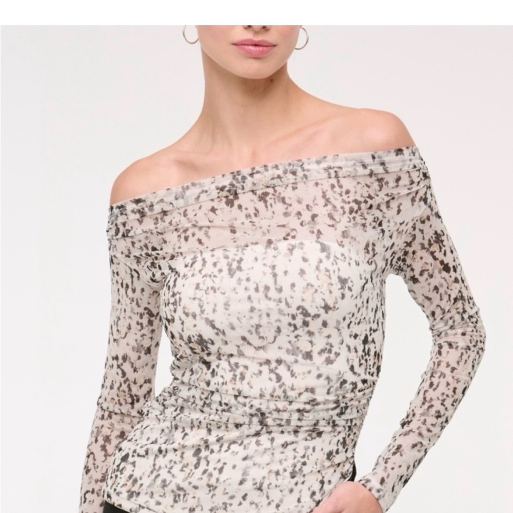 Abercrombie & Fitch Off-Shoulder Top M